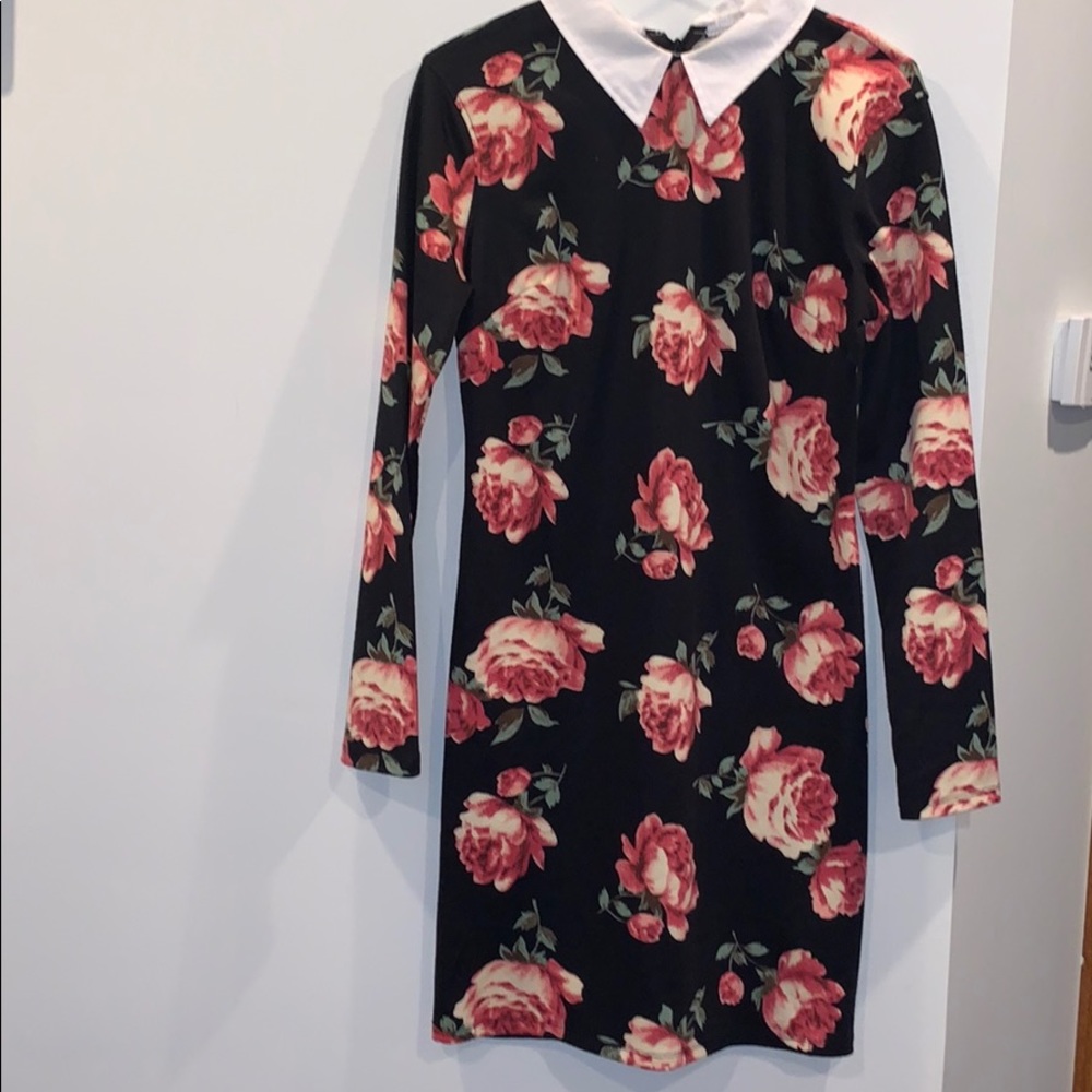 Flowery dress with collar.